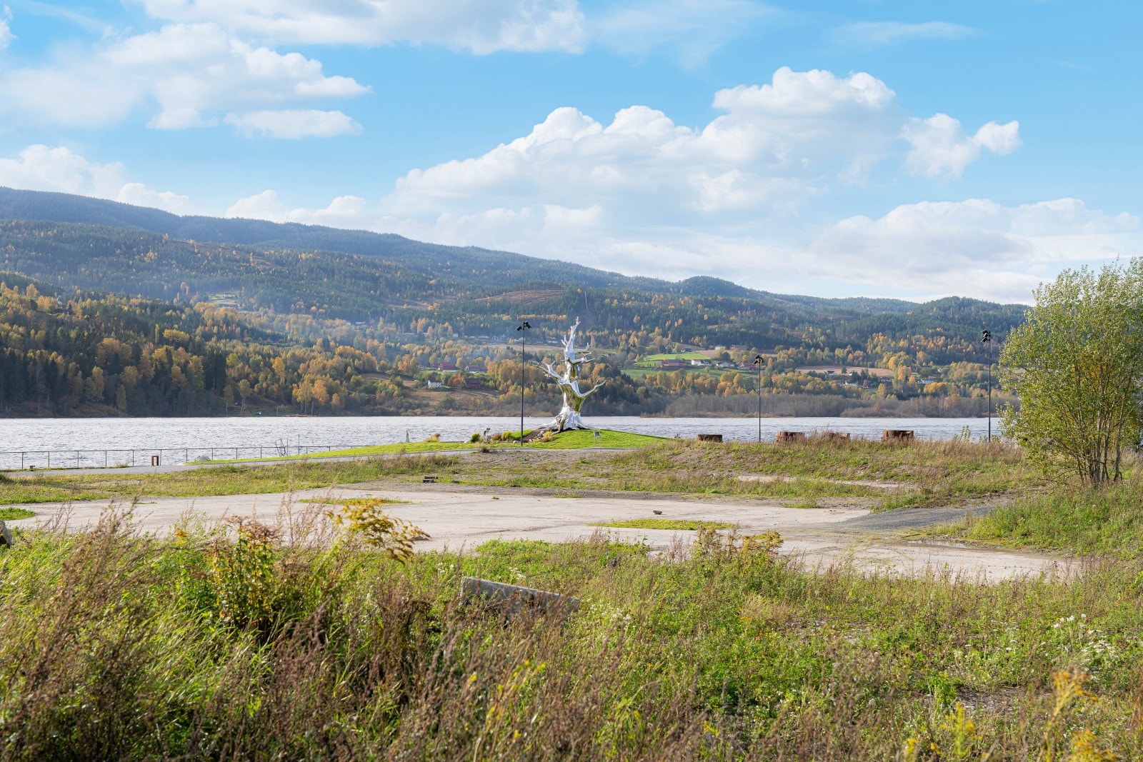 Fra leiligheten er det gangavstand til turområder, idrettsanlegg, svømmehall, cafeer, butikker, Bok- og blueshuset, kollektivtransport og alt annet som Notodden sentrum har å by på. Galleribilde