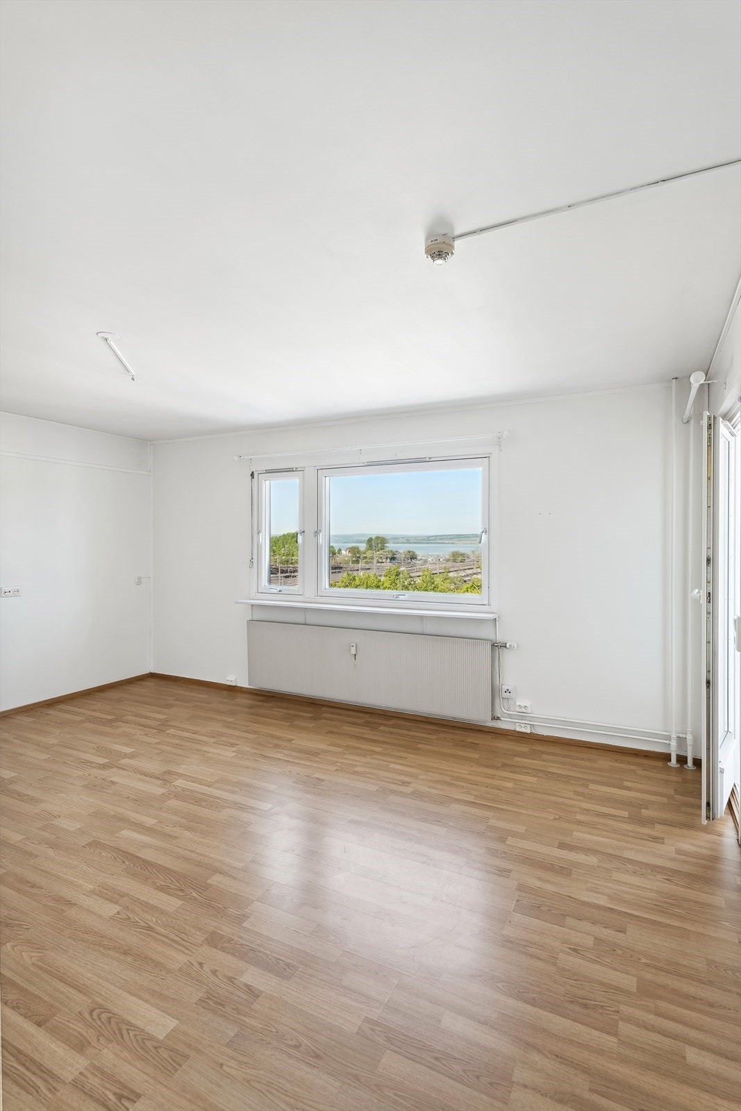 Rommet er enkelt å møblere med plass til både sittegruppe og spisebord. Galleribilde