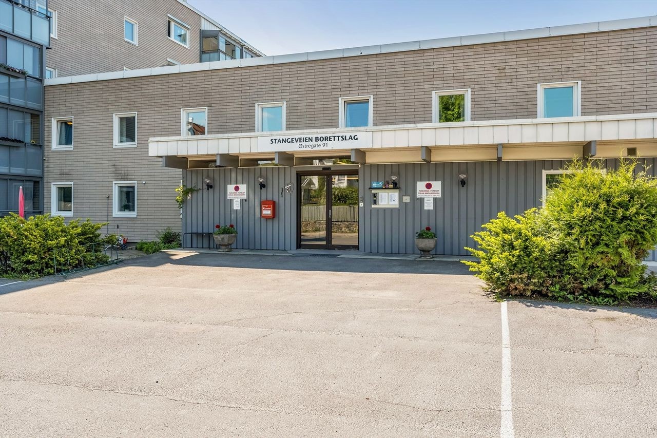Eiendommen fremstår som velholdt med opparbeidede fellesarealer. Galleribilde