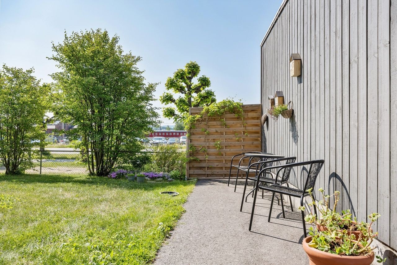 Hyggelig felles uteplass med sittegrupper for beboerne. Galleribilde