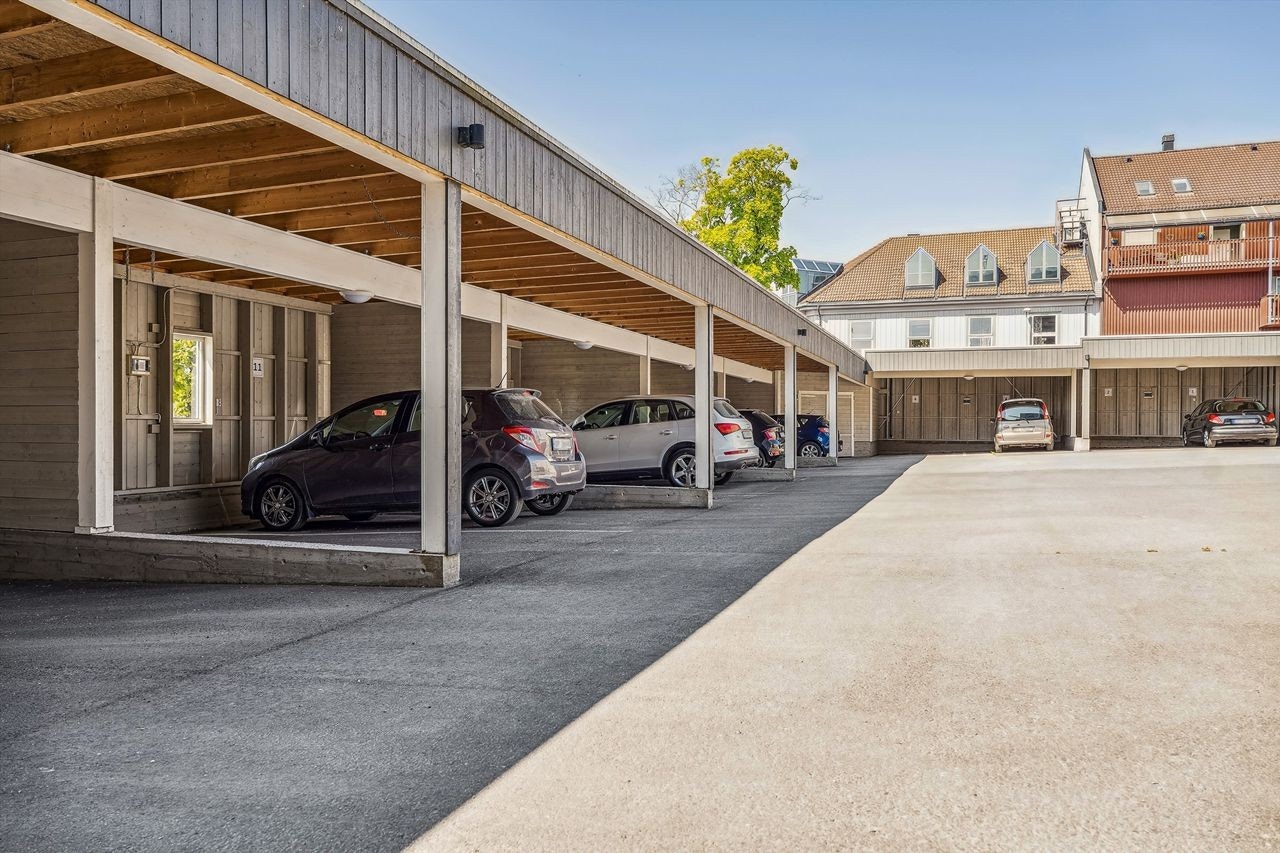 Det er mulighet for leie av parkeringsplass i felles carportanlegg ved å stå på venteliste. Galleribilde