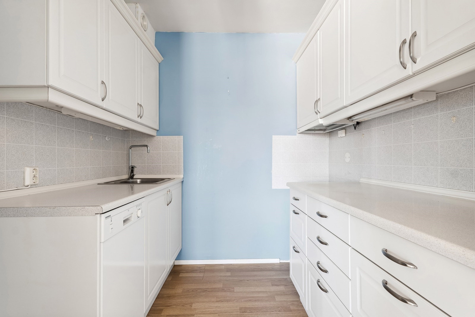 Kjøkkenet er praktisk innredet med rikelig skap- og benkeplass. Galleribilde