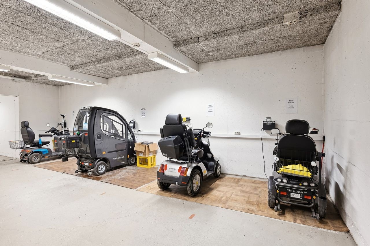 Borettslaget er godt tilrettelagt med blant annet egen parkering for el-scootere (ventelisteprinsipp). Galleribilde