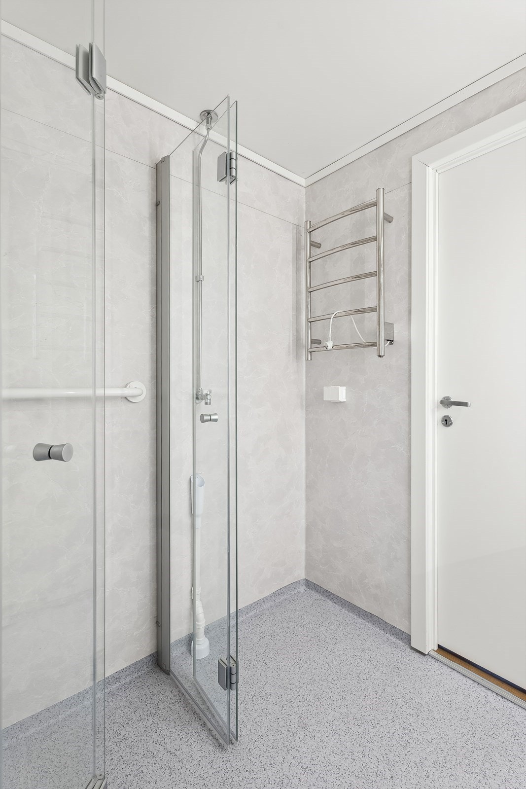 Her er det dusjhjørne med innfellbare glassdører og håndklestativ. Galleribilde