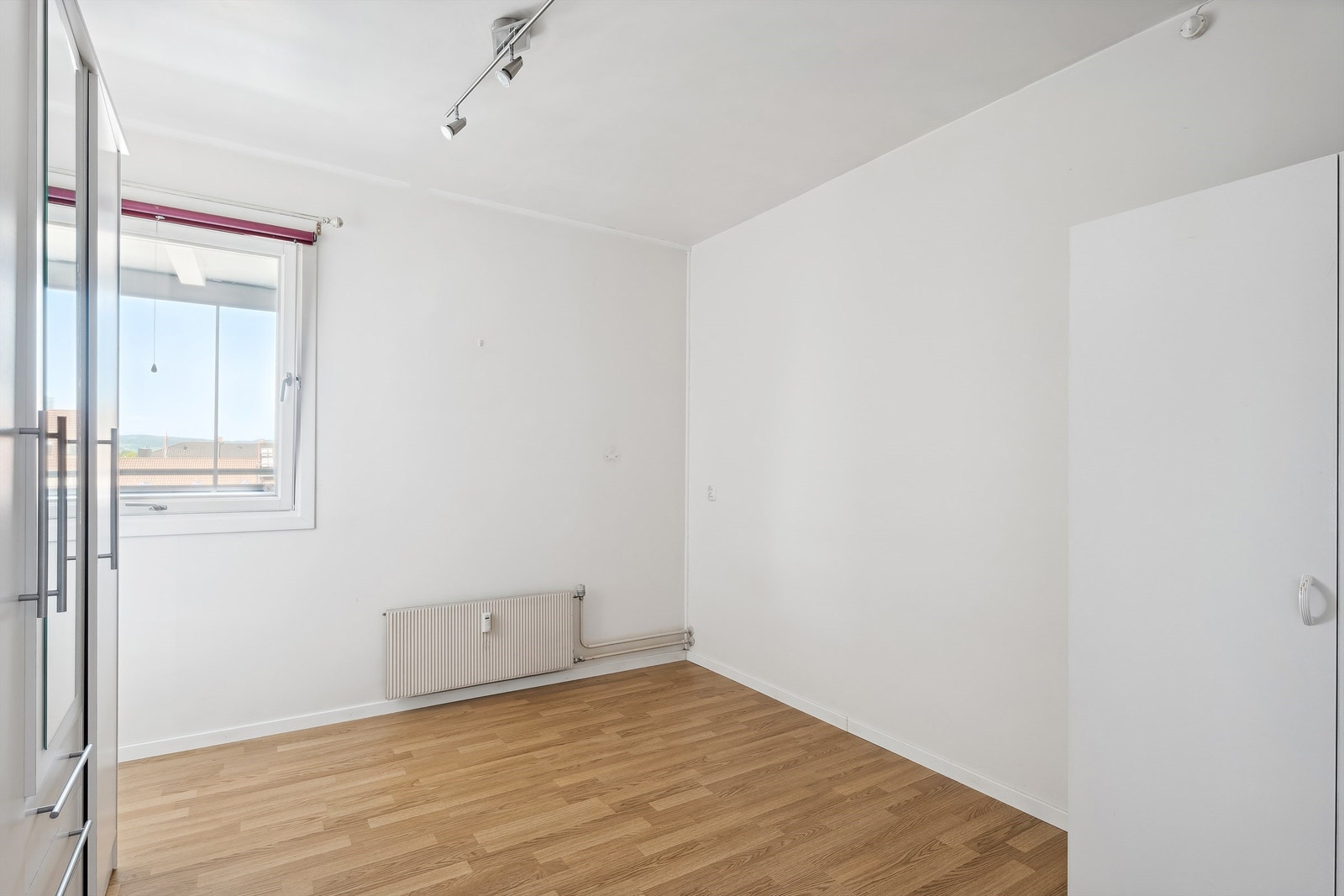 Soverommet har god plass til seng og oppbevaringsmøbler. Galleribilde