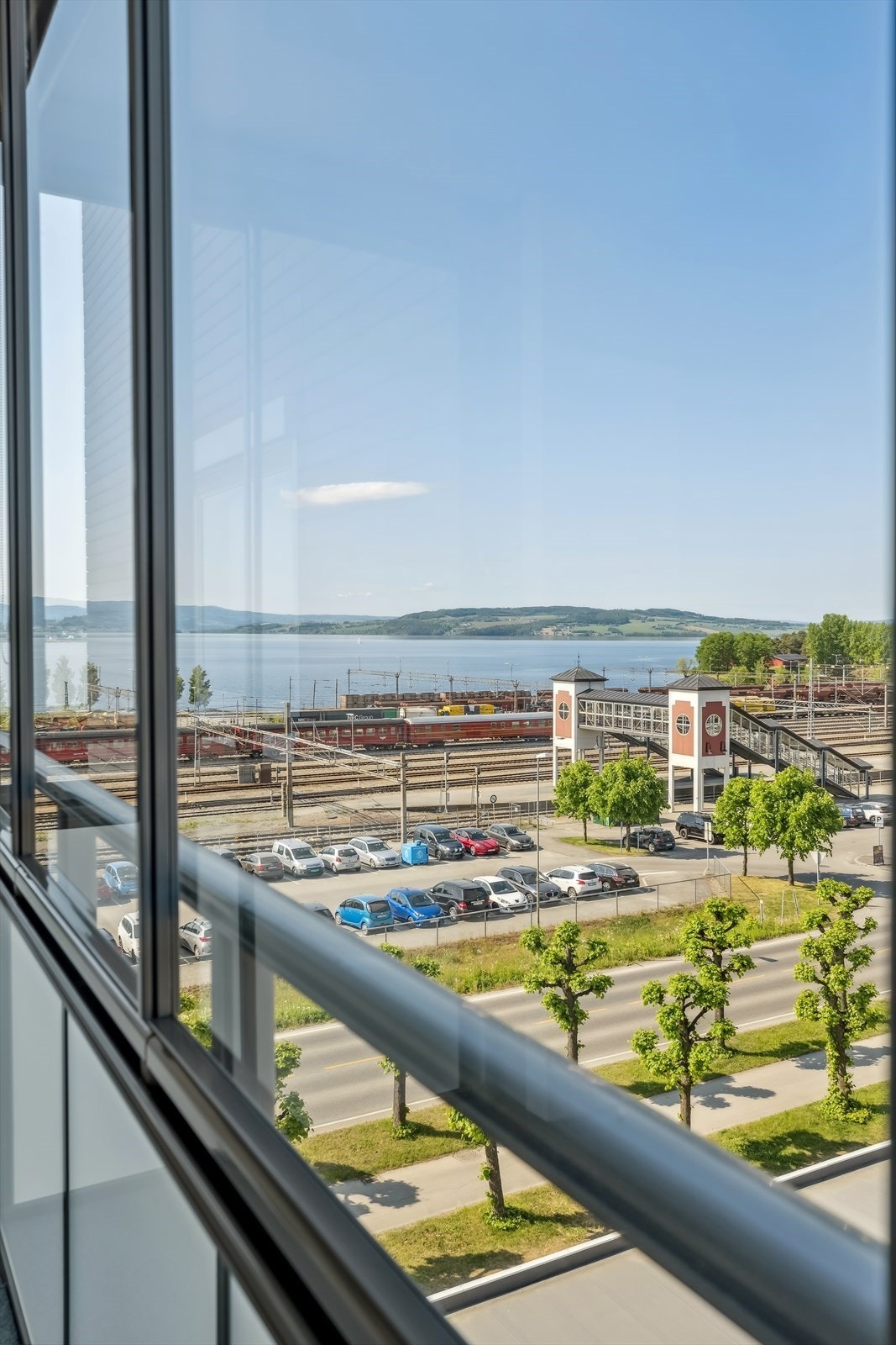 Fra leiligheten er det kort gangavstand til Hamar stasjon, med hyppige togavganger både nord- og sørover. Galleribilde