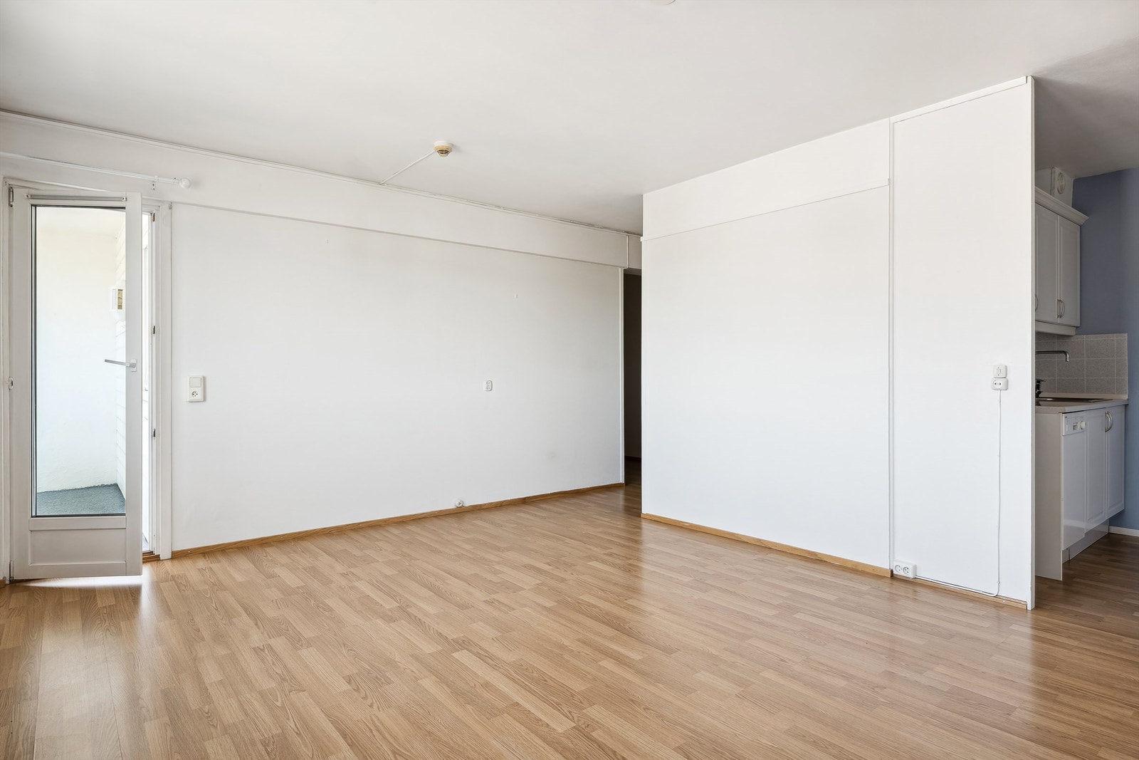 Stuen har en åpen løsning mot kjøkkenet og direkte utgang til balkongen. Galleribilde