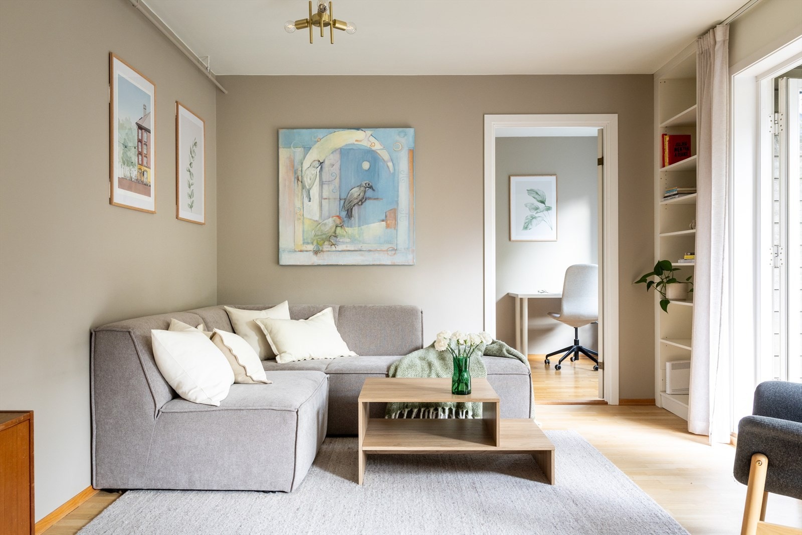 - Leiligheten er malt i delikate og tidsriktige farger - Galleribilde