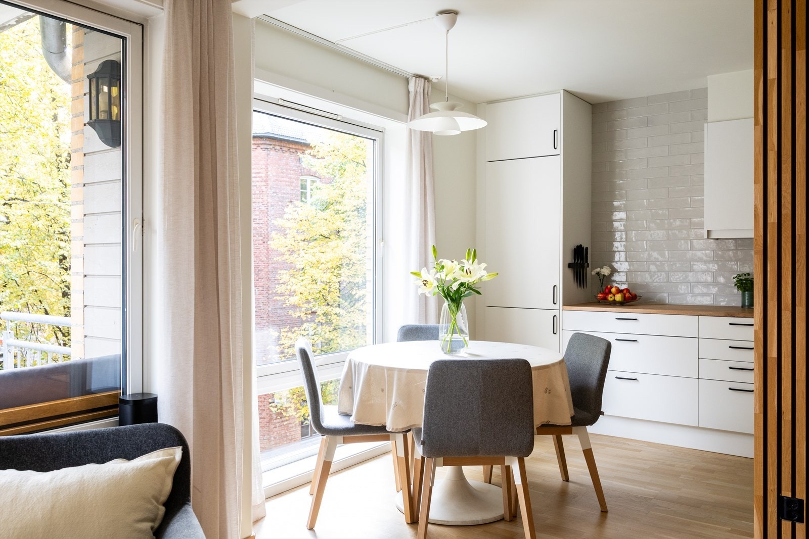 - Kjøkkenet er fra 2003, men er oppgradert ca. 2015 med blant annet nye fronter, fliser og integrert kjøleskap - Galleribilde