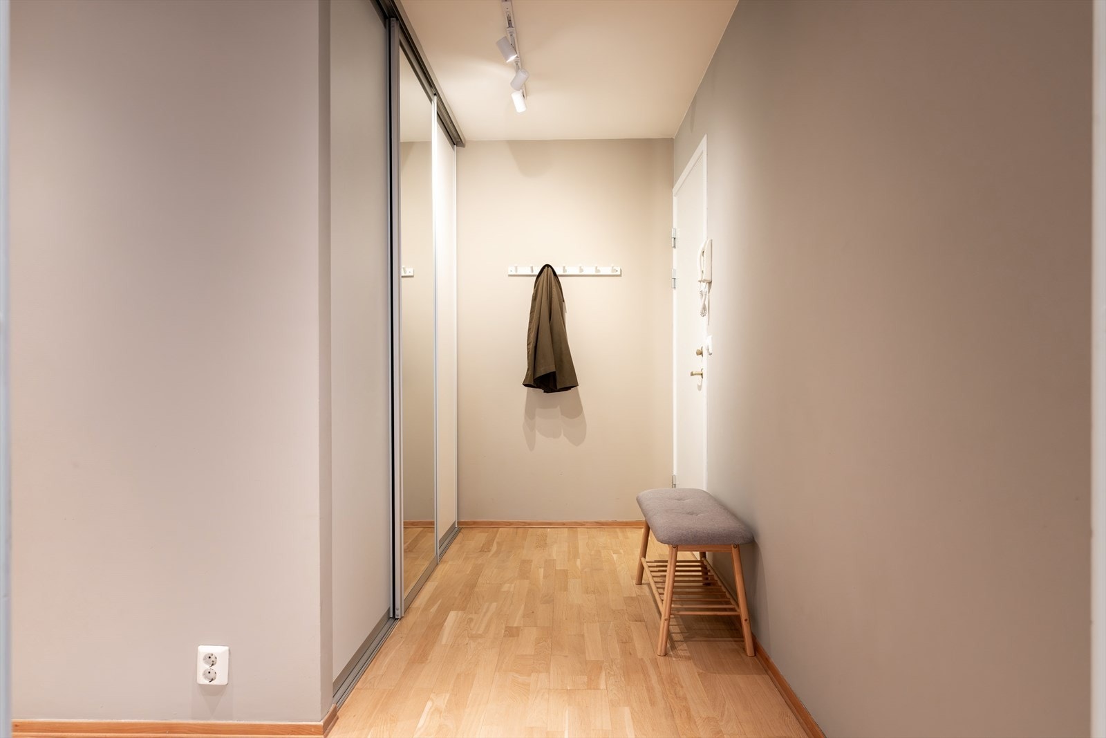 - God plass til sko og yttertøy i skyvedørsgarderobe - Galleribilde