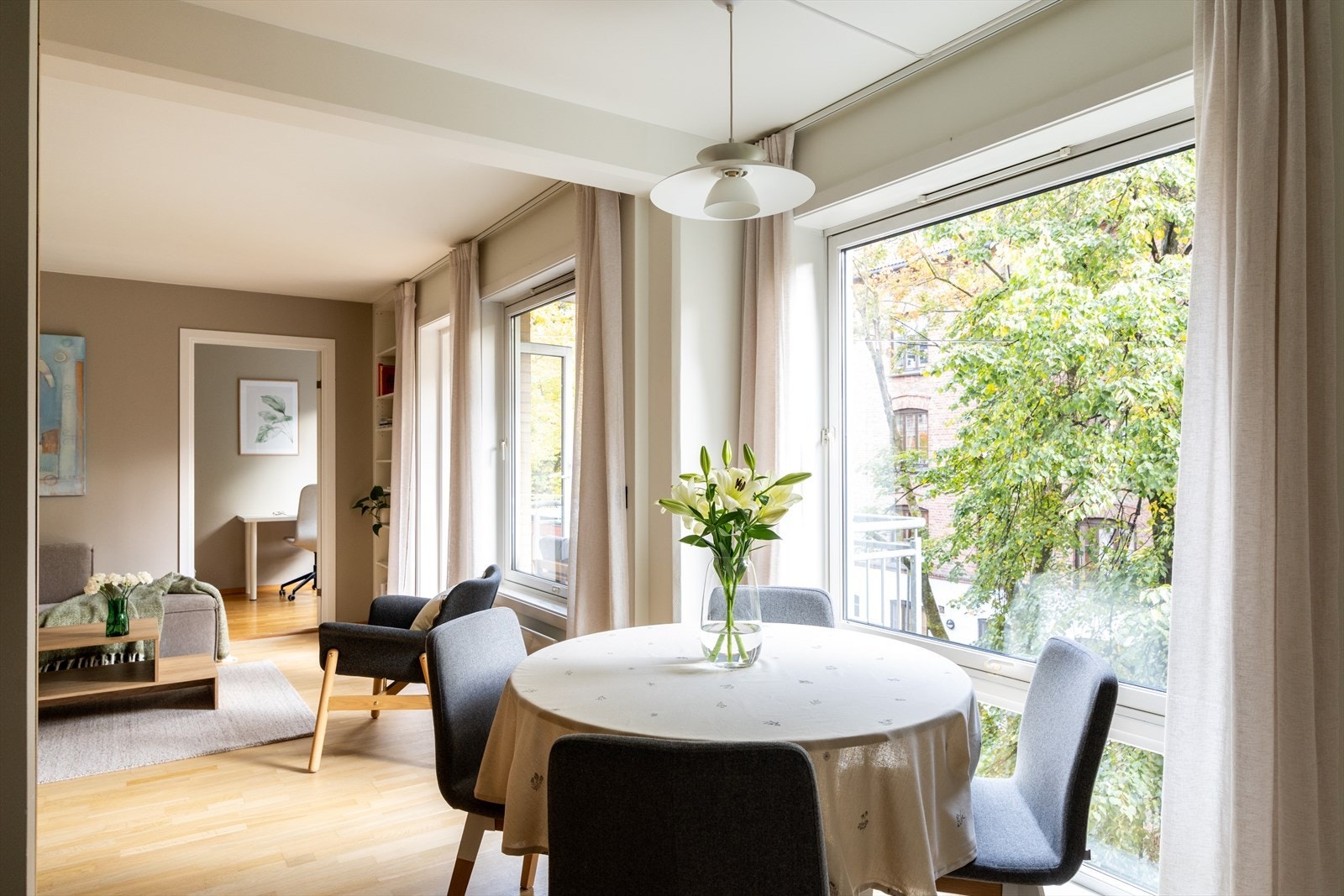 - Store vindusflater som gir rikelig med luft og lys - Galleribilde