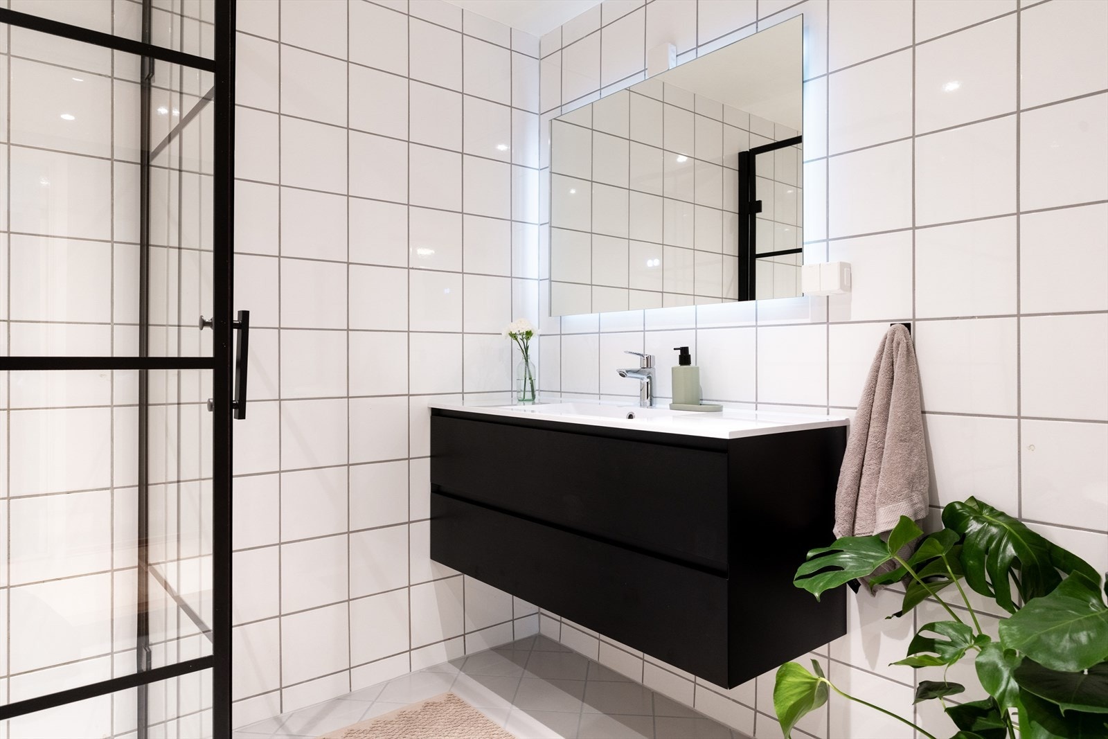 - Baderommet er innredet med vegghengt klosett, servant nedfelt i innredning, speil m/lys og dusjhjørne med svingbare glassdører - Galleribilde