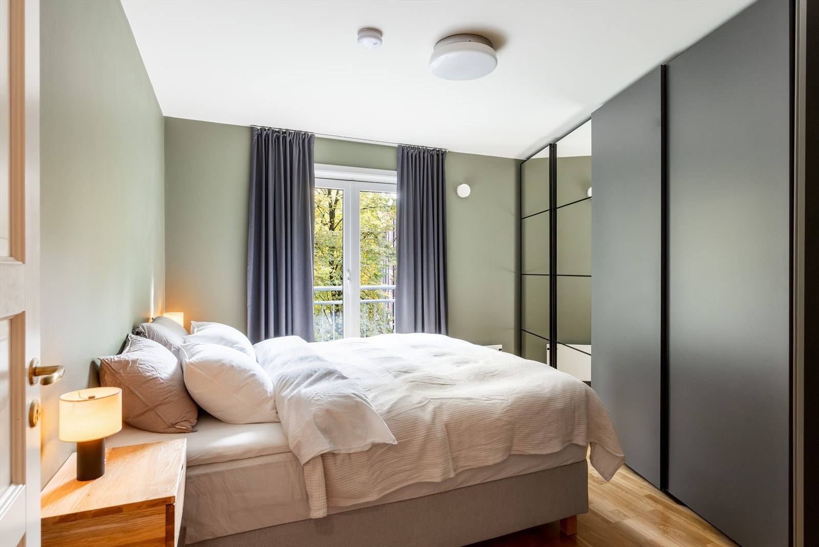 - God plass til dobbeltseng med tilhørende og godt med oppbevaringsplass i garderobeløsning - Galleribilde