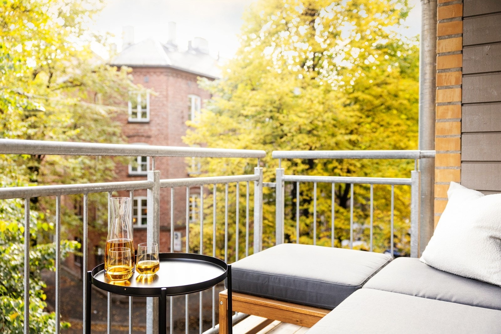 - Balkongen har gode solforhold og vender mot rolig, enveiskjørt gate - Galleribilde