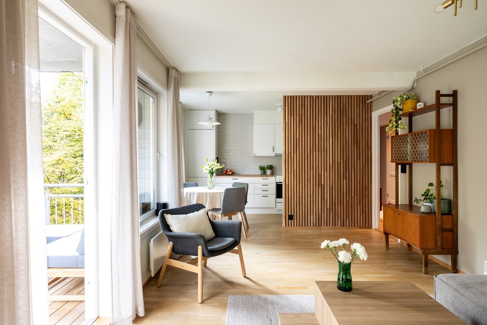 - Stuen er romslig og har god plass til sofaseksjon med tilhørende møblement, TV-benk og spisebord - Galleribilde