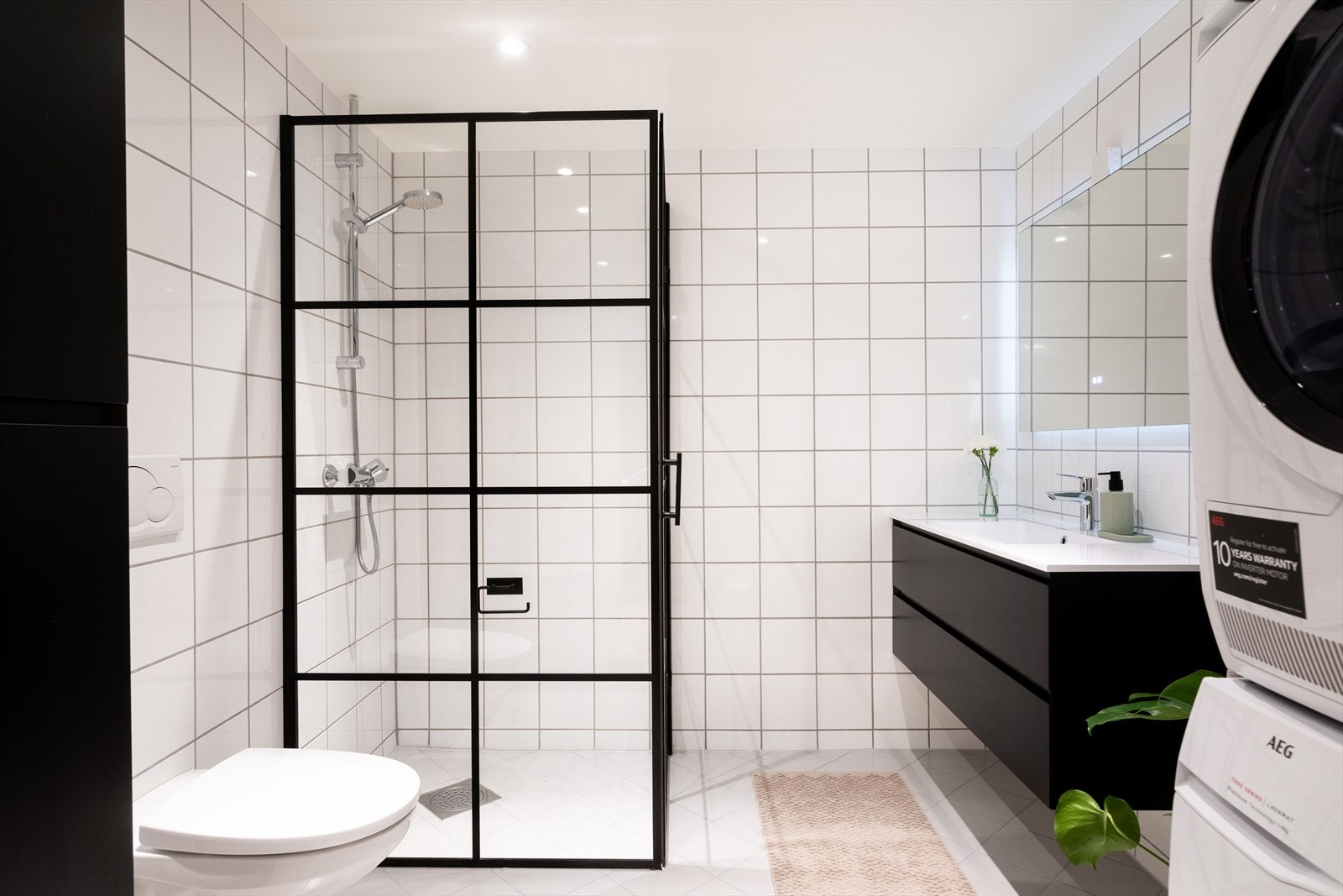 - Flislagt baderom fra 2003 med varme i gulvet. Baderommet fikk ny baderomsinnredning i 2024 (dusjdører ca. 2020) - Galleribilde