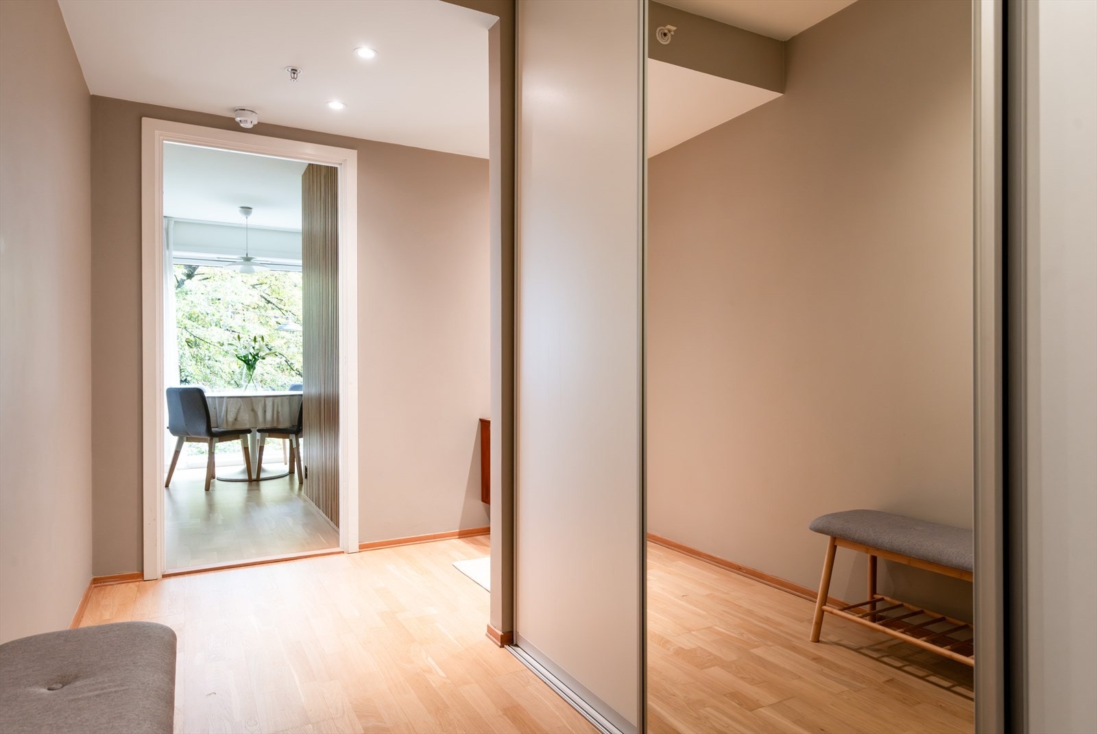 - Lys og innbydende entré som gir et godt førsteinntrykk av leiligheten - Galleribilde