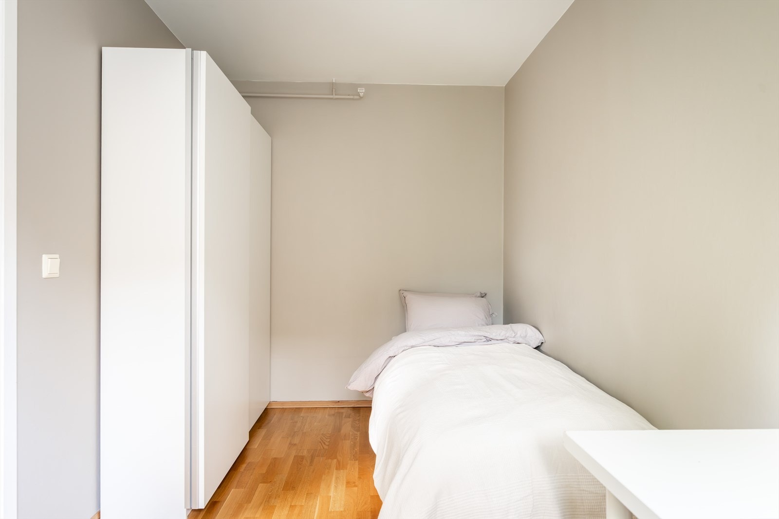 - Soverom to er også av god størrelse og har plass til seng, skrivepult og godt med oppbevaringsplass i garderobeløsning - Galleribilde