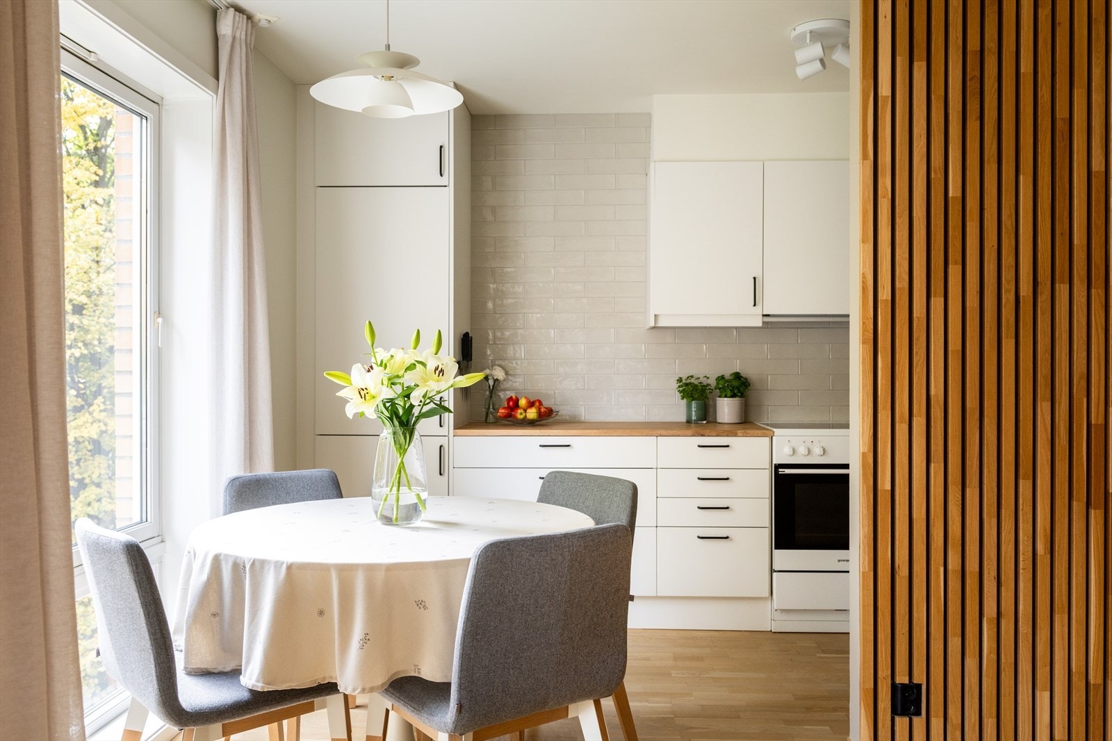 - Kjøkken med delvis åpen løsning mot stuen - Galleribilde