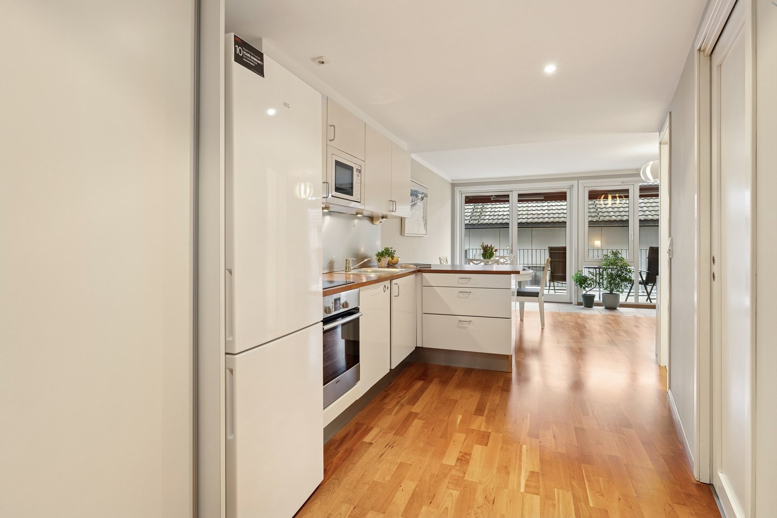 Kjøkkenet er utstyrt med integrerte hvitevarer, inkludert komfyr og oppvaskmaskin. Galleribilde