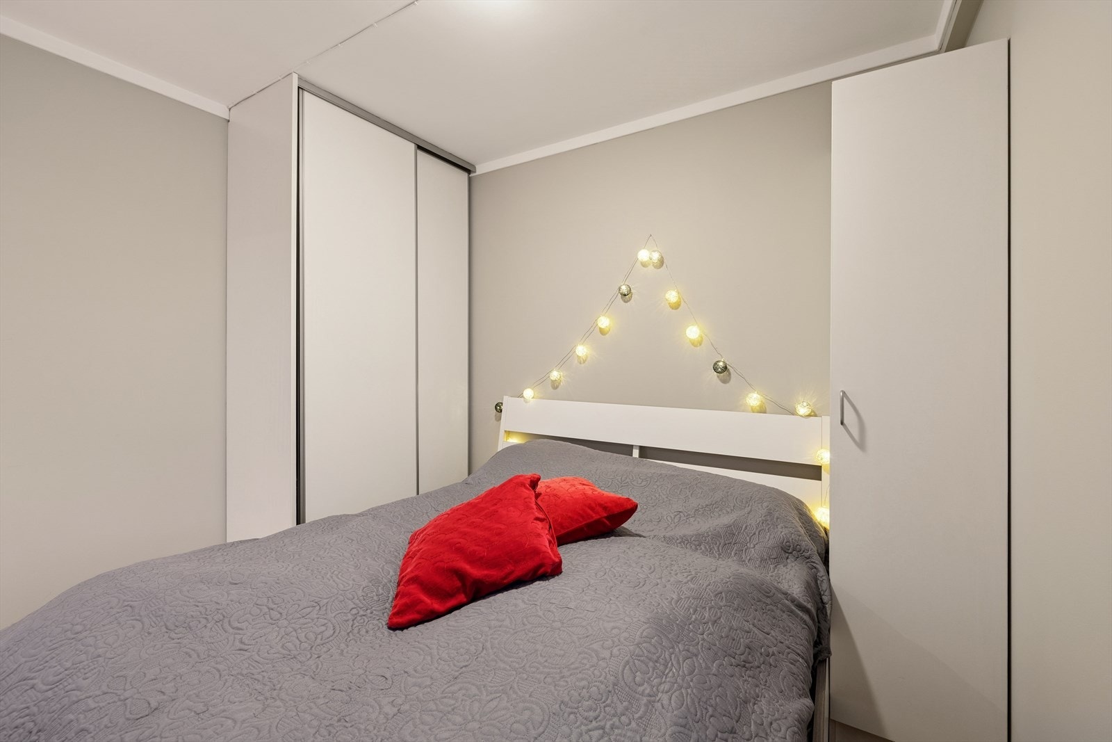 Skyvedørsgarderobe gir god oppbevaring i soverommet. Galleribilde