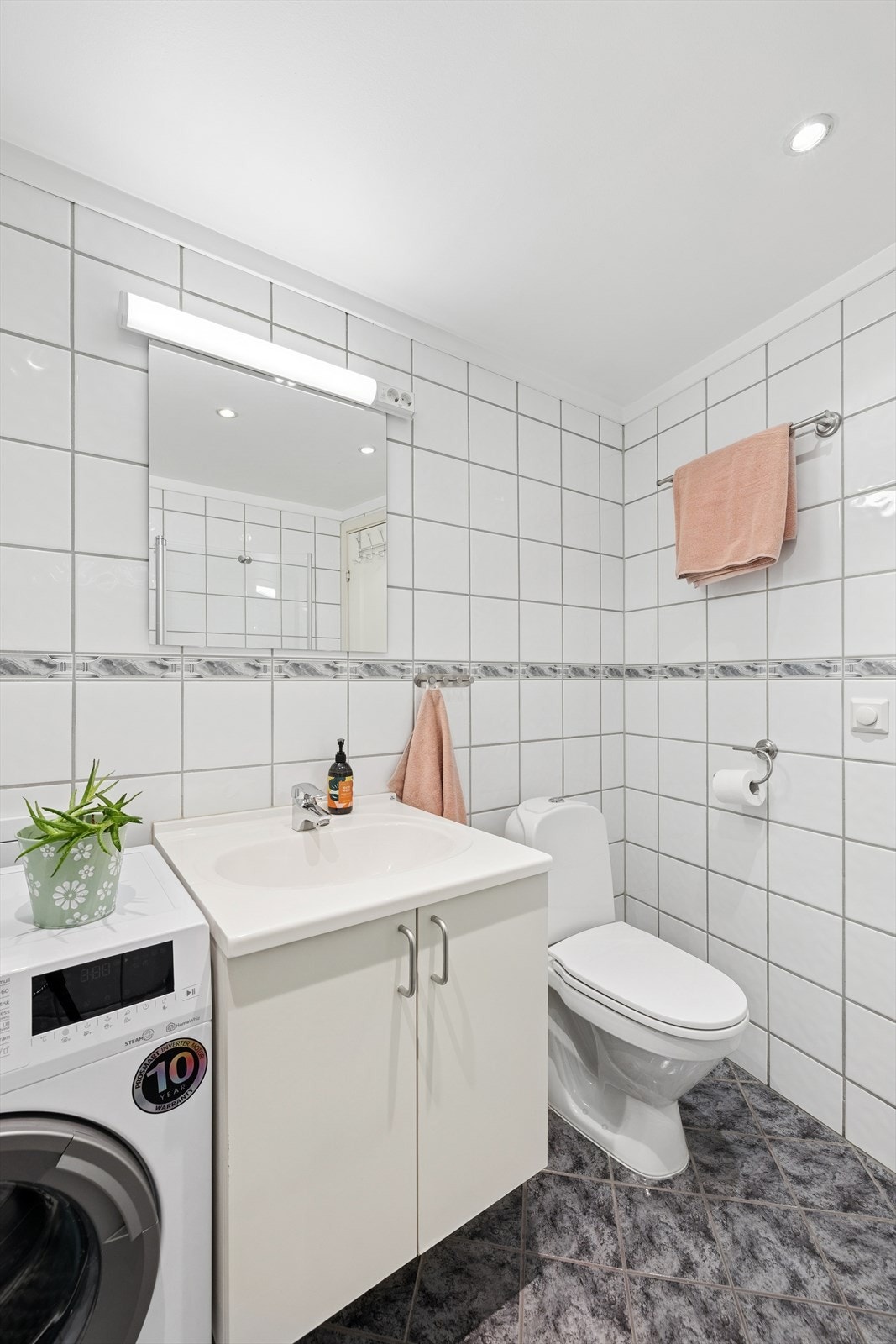 Badet er fra 2006 og har flislagte overflater med elektriske varmekabler i gulvet. Galleribilde