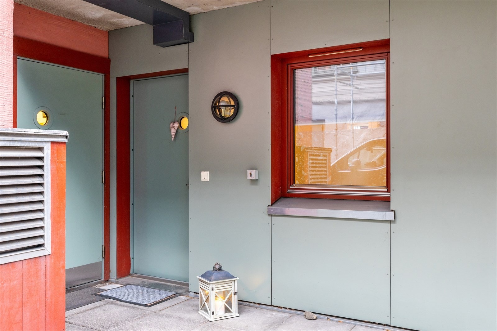 Leiligheten har enkel adkomst fra bakkeplan. Galleribilde