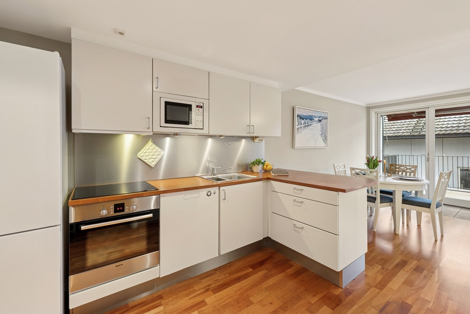 Det er montert plate i benkeryggen, samt belysning under overskapene som gir gode arbeidsforhold. Galleribilde