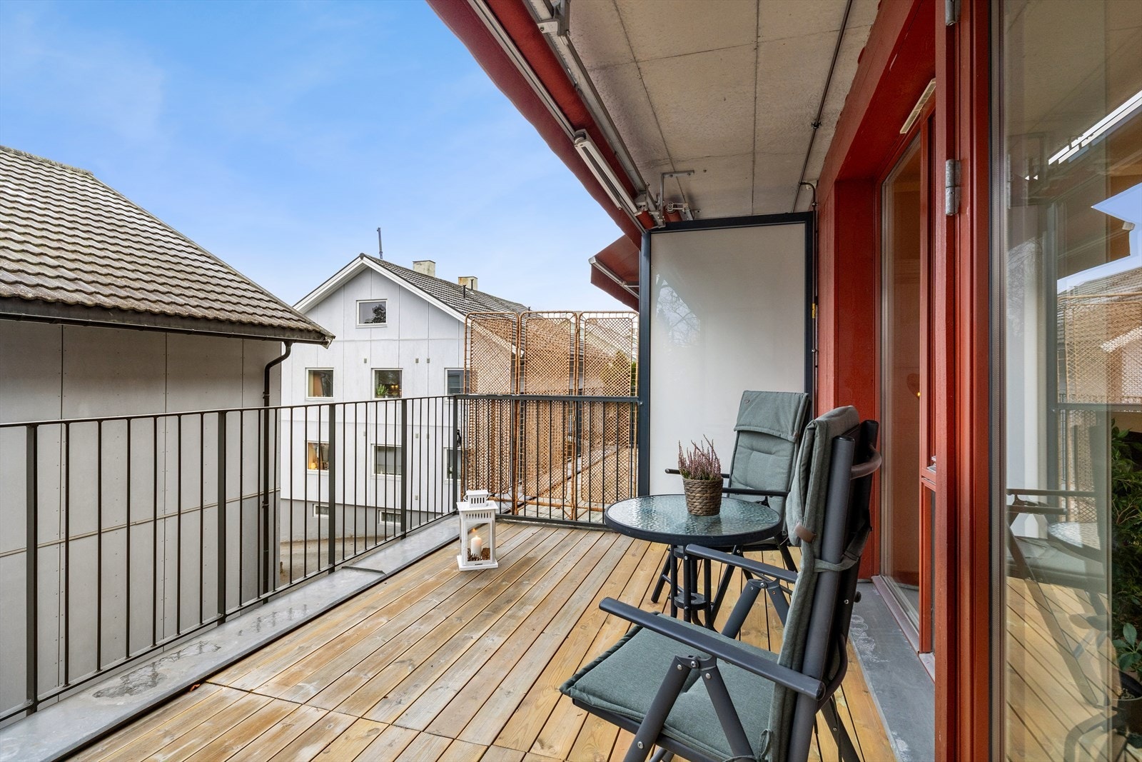 Dels overbygget, vestvendt balkong på 14 kvm. Galleribilde