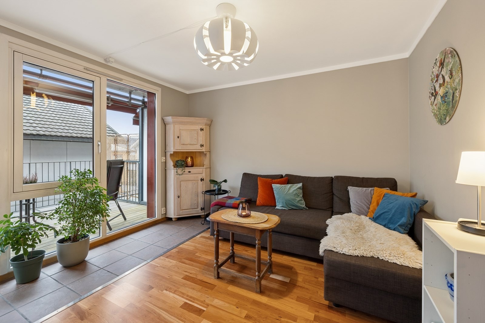 Fra stuen er det utgang til en hyggelig balkong. Galleribilde