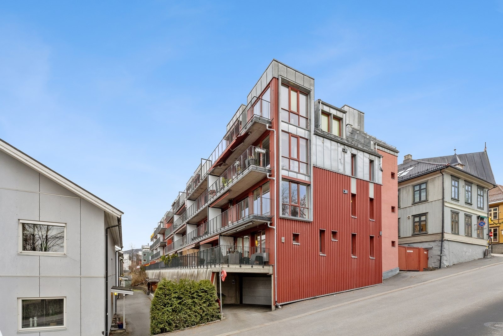 Her bor du med kort avstand til skoler, dagligvarebutikker, kollektivtransport og gågata med "alle" sentrumsfasiliteter. Galleribilde