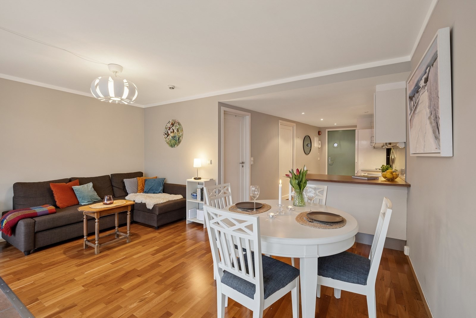 I stuen er det god plass til et spisebord og en sofagruppe. Galleribilde