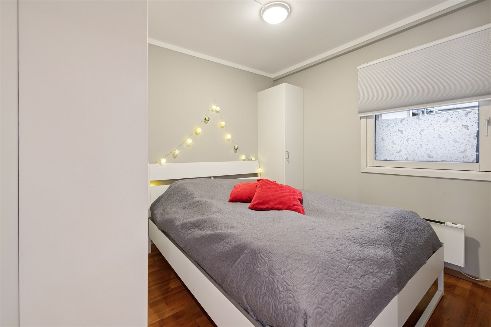 Leiligheten byr på et romslig soverom. Galleribilde