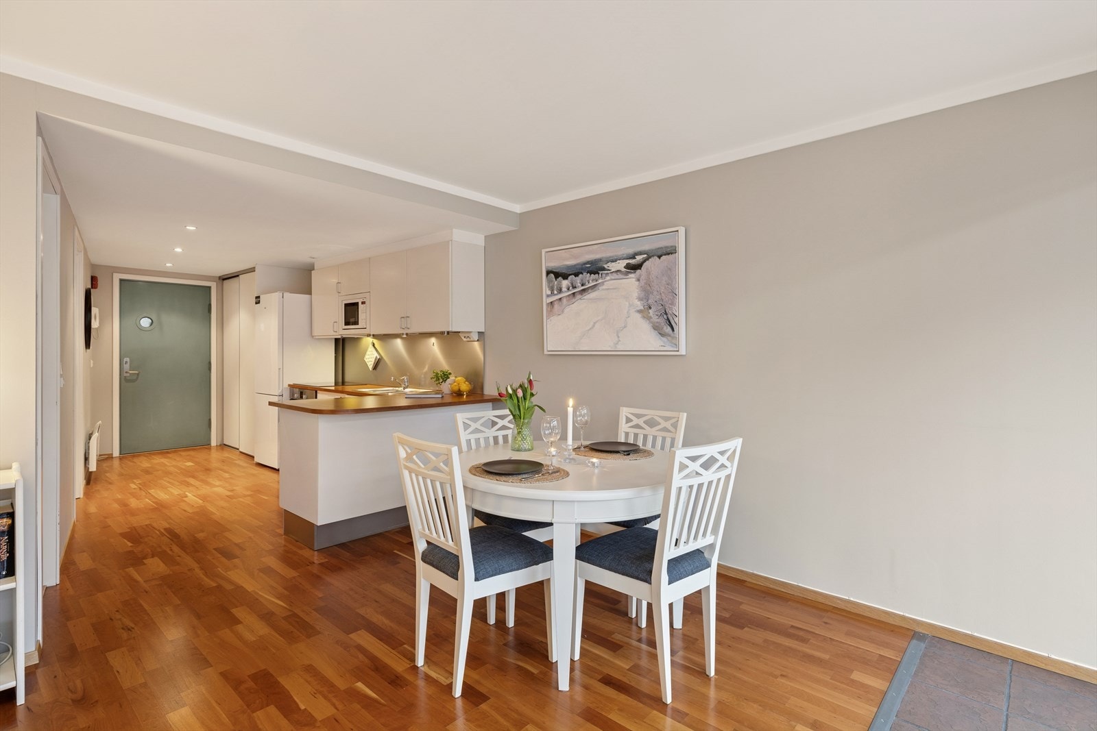 Kjøkkenet ligger i åpen løsning mot stuen, noe som skaper en naturlig flyt mellom sonene og innbyr til sosialt samvær. Galleribilde