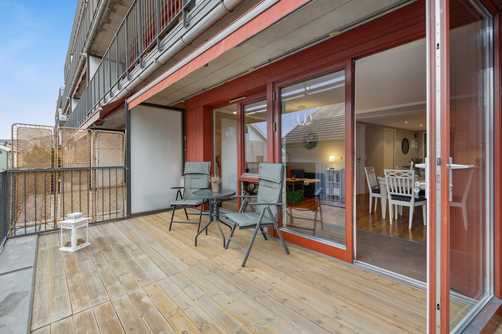 To-fløyet balkongdør med glassfelt gir direkte tilgang til uteområdet. Galleribilde