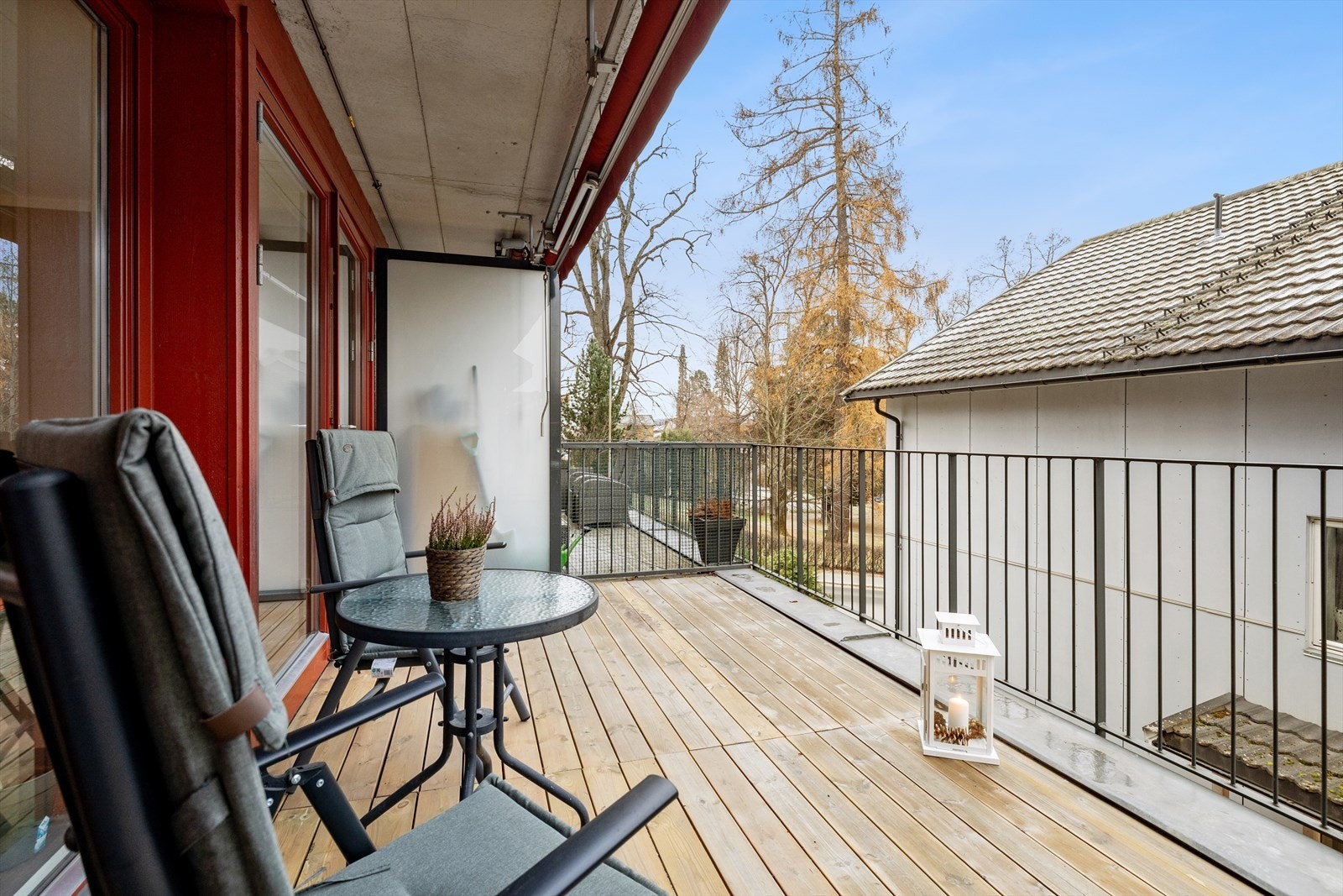 Fra stuen er det utgang til en stor, vestvendt balkong på ca. 14 kvm. Galleribilde