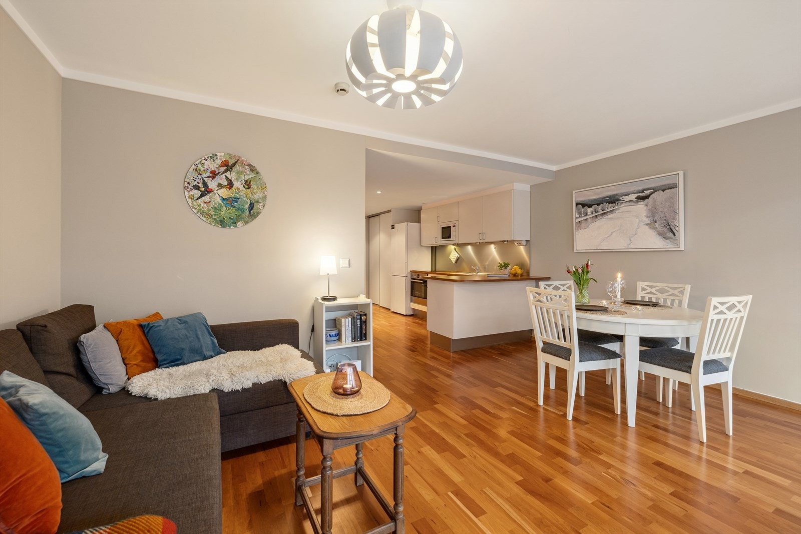 Pent parkettgulv og lyse vegger er gjennomgående i leiligheten. Galleribilde