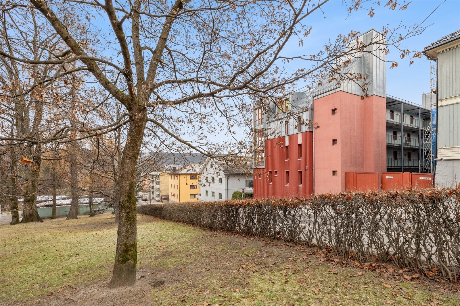 Søndre park ligger rett ved med café og fine friområder. Galleribilde