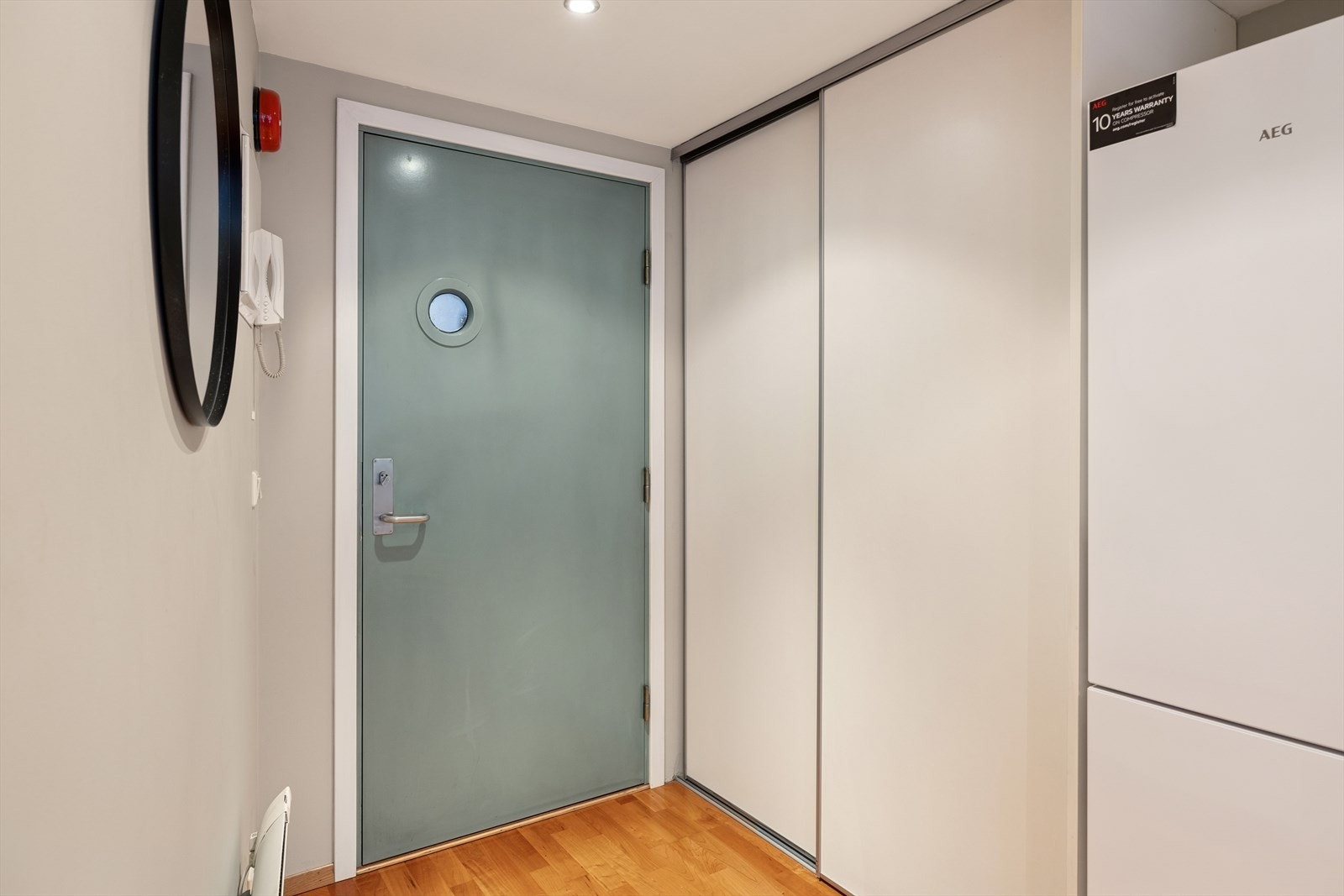 Skyvedørsgarderobe gir effektiv oppbevaring i entréen. Galleribilde