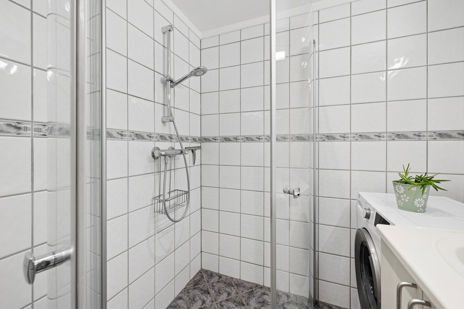 Dusjhjørne med herdet glassvegger gir en praktisk løsning for baderommet (kilde: tilstandsrapport). Galleribilde