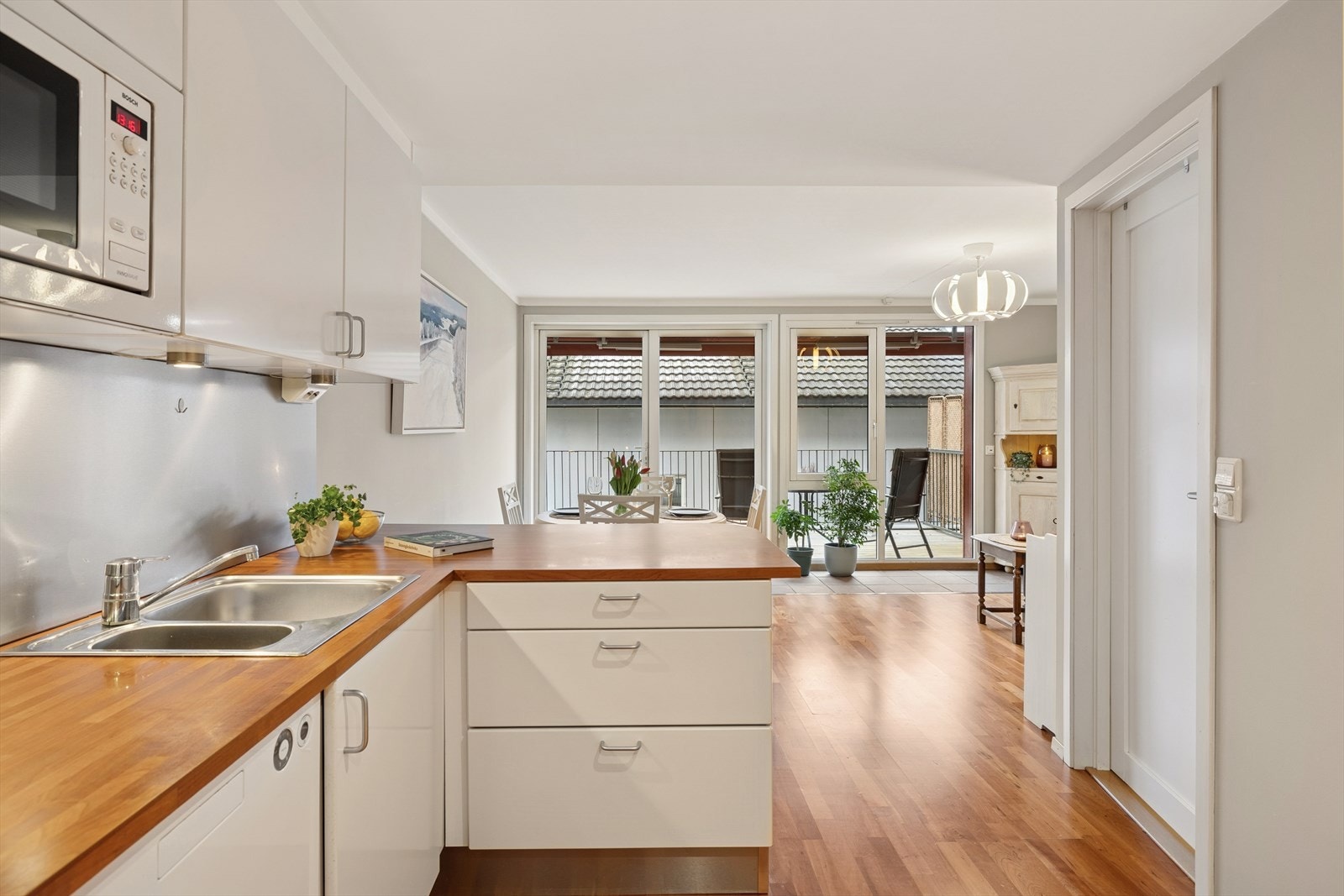 Store vindusflater gir rikelig med naturlig dagslys inn. Galleribilde