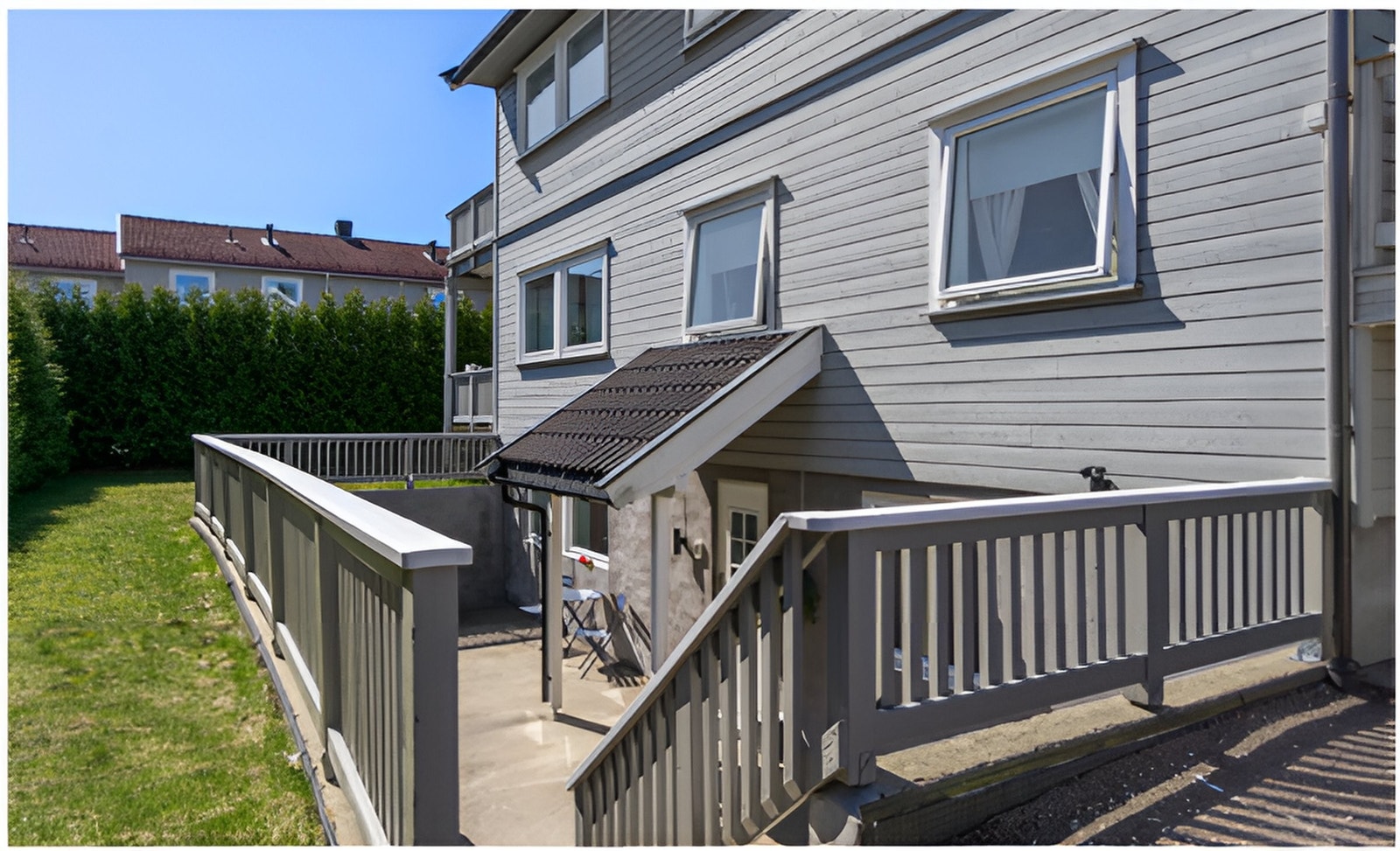 Entré til sokkelleilighet Galleribilde