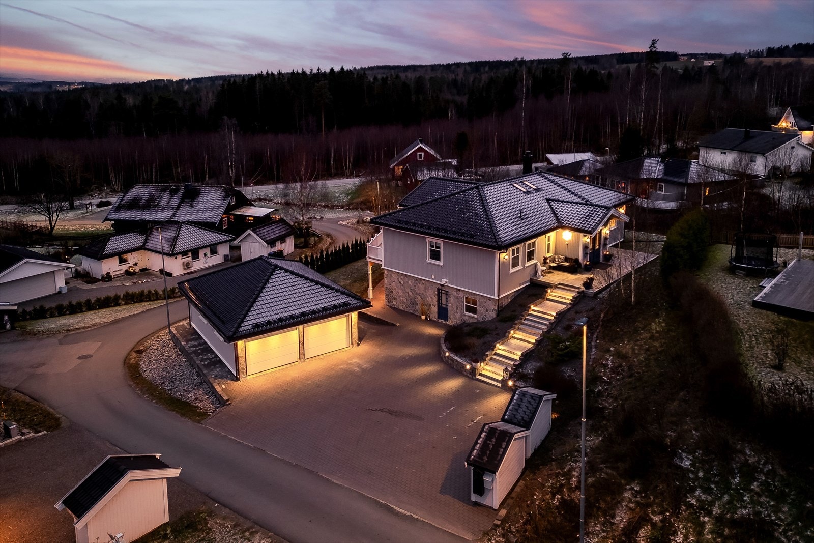 Eiendommen er også bebygd med dobbeltgarasje på 57m² som har lagringloft på 31m² (ikke målbart areal). Utvendig trapp av granitt med varmekabler fra parkering til terrasse ved inngangspartiet. Galleribilde