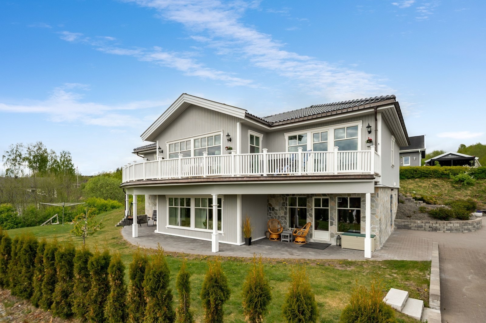 Boligen har en hybel/sokkelleilighet som ligger mot sydøst i underetasjen. Hybel/sokkelleilighet er ikke registrert som egen bruksenhet, men er definert som utleieleilighet i godkjente byggetegninger. Galleribilde