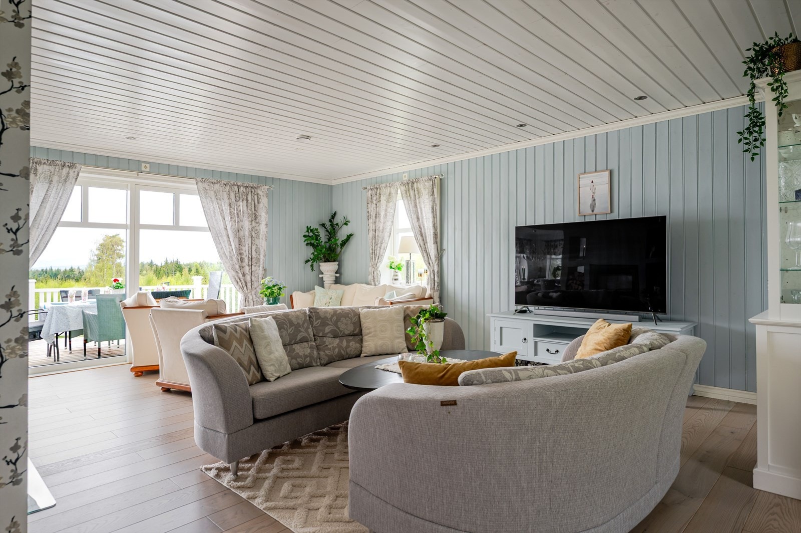 I stuen har du god plass til sofagrupper med salongbord, mediemøblement med tv, samt andre møbler etter eget ønske. Galleribilde