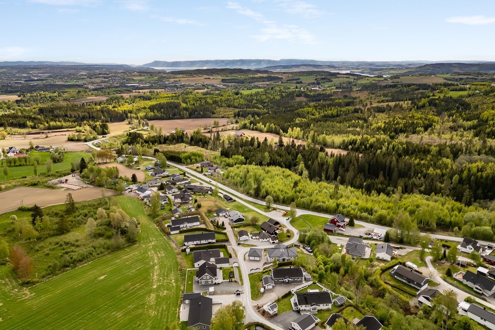 Ønsker du ytterligere servicetilbud finner du et godt utvalg av butikker, kaféer, restauranter og andre byfasiliteter både i Brumunddal og Hamar sentrum som ligger kun en kort kjøretur unna. Galleribilde