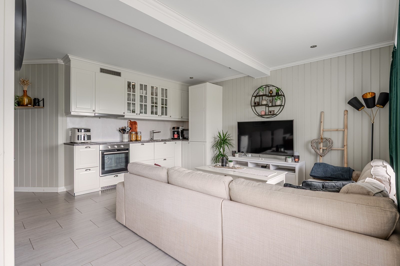 Lyst kjøkken fra 2015 som er fullt utstyrt med integrerte hvitevarer. Det er elektrisk gulvvarme i alle rom i underetasjen. Galleribilde