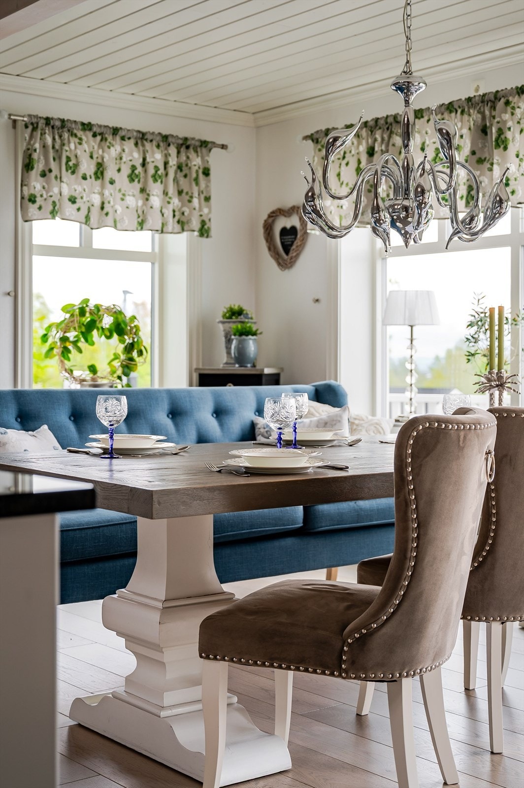 Her er det god plass til et stort spisebord som blir et naturlig samlingspunkt til både hverdag og fest! Galleribilde