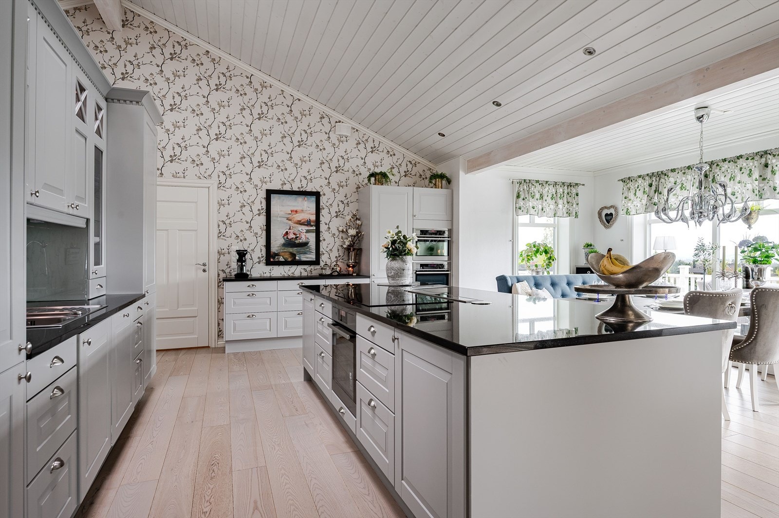 Meget flott og påkostet kjøkken fra 2015, fullt utstyrt med integrerte hvitevarer som bla. 3 stekeovner hvorav 2 med dampovn. Ekstra bred induksjonstopp og avtrekksvifte er nedfelt i den eksklusive benkeplaten av stein (sort granitt). Galleribilde