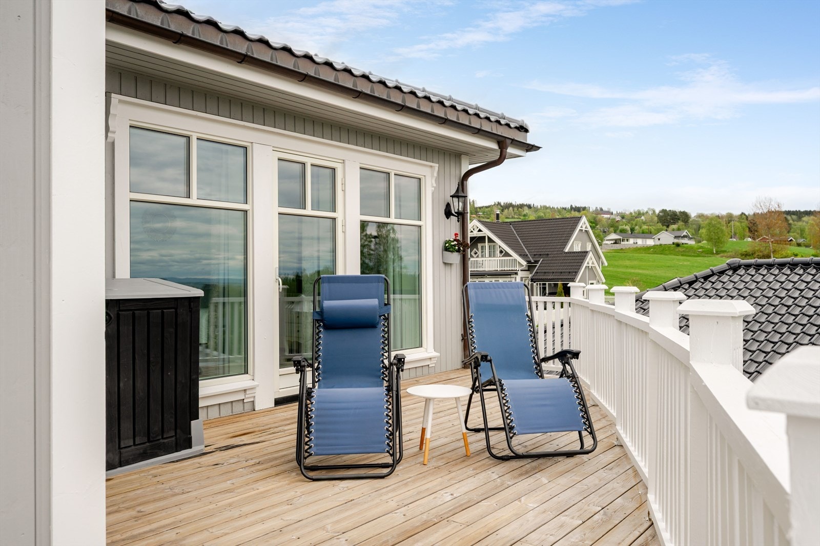 Fra soverommet er det utgang til den andre enden av balkongen som vender mot sydøst. Her har du gode solforhold fra tidlig morgen og utover dagen. Galleribilde